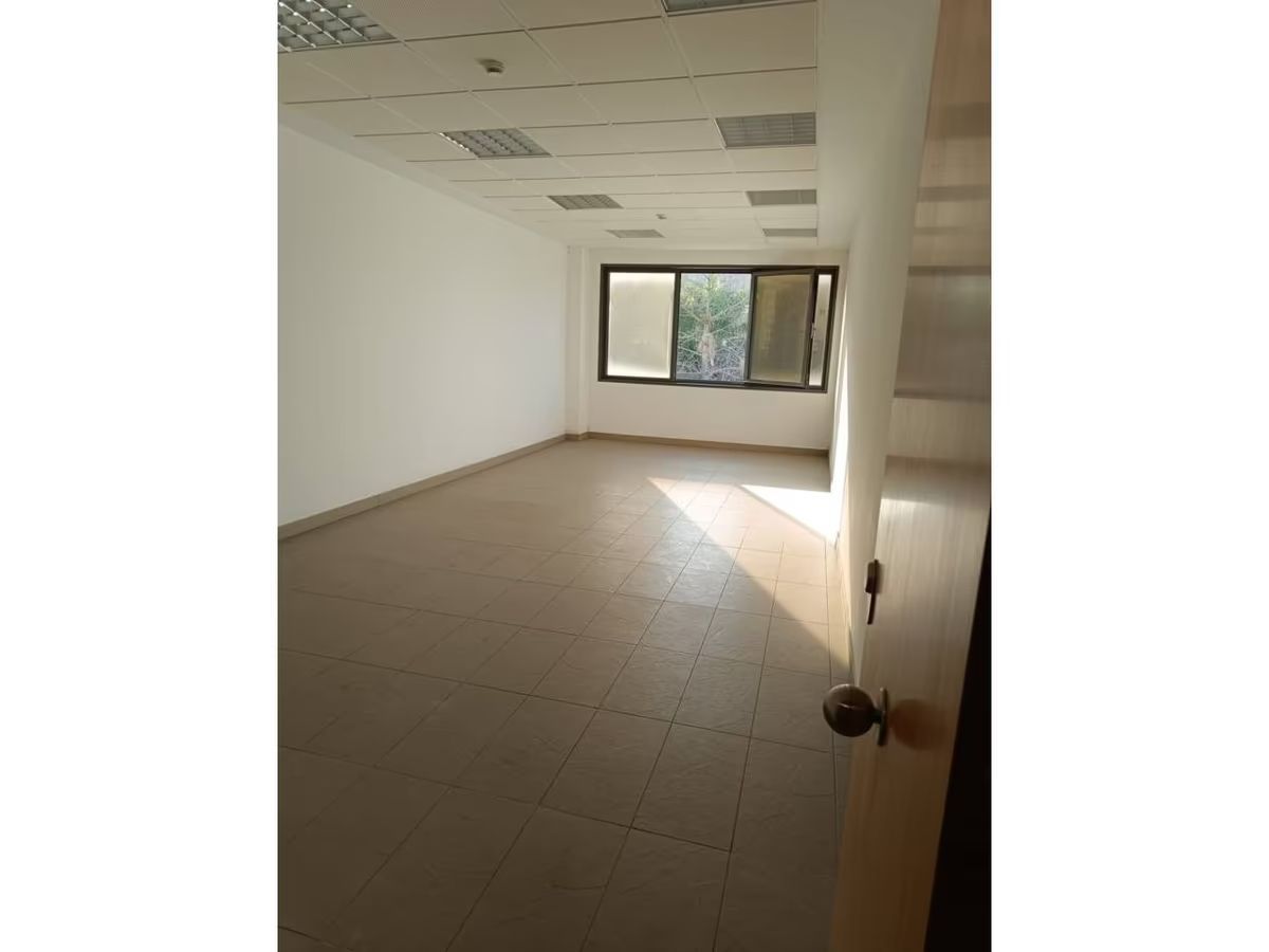 Una habitación vacía con una puerta y una ventana