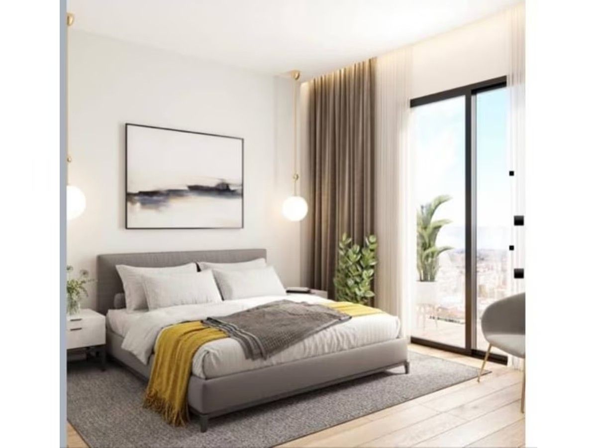 Un dormitorio con una cama grande y una puerta corrediza de vidrio.