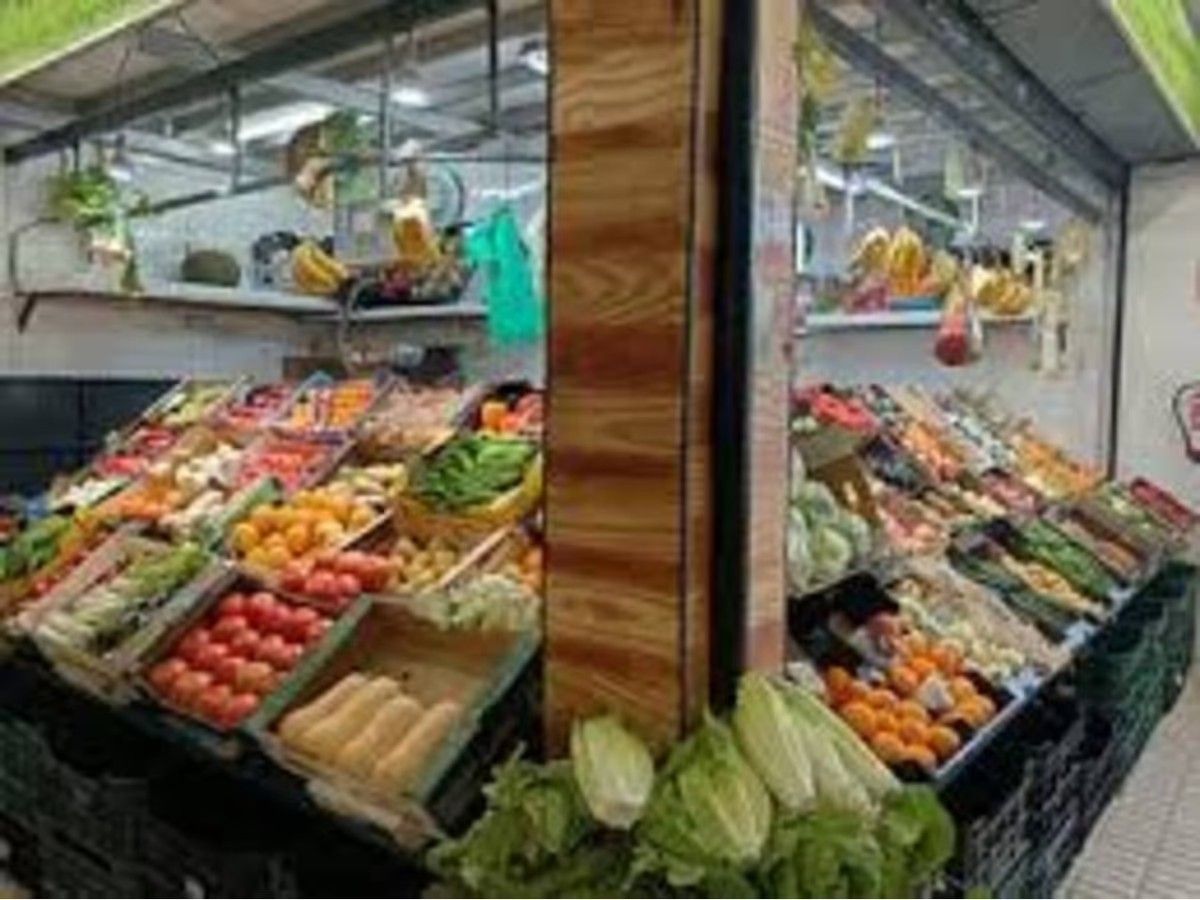 Una tienda de comestibles llena de muchas frutas y verduras.