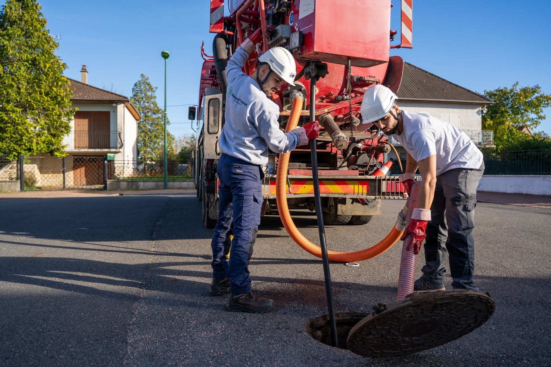 Des ouvriers effectuent un curage de réseau.