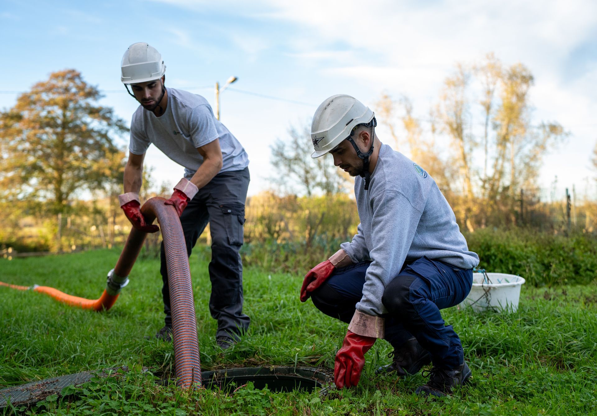 Deux professionnel effectue le pompage d'une canalisation.