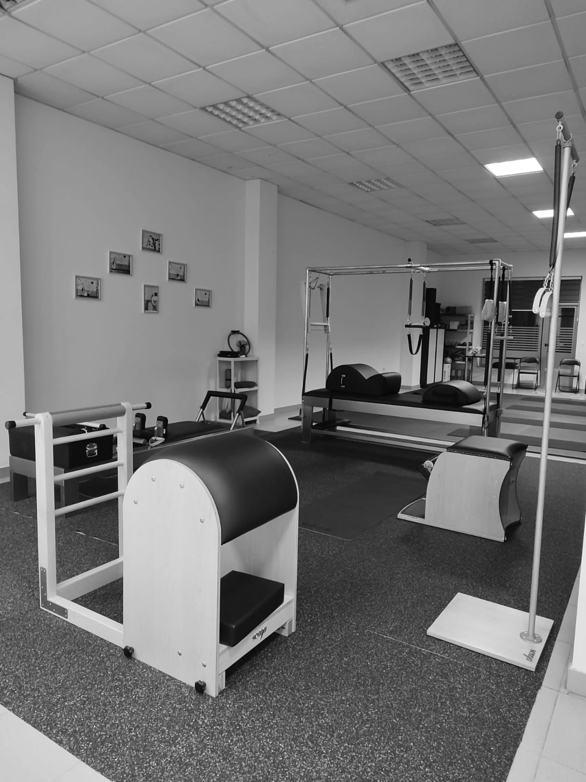 Una foto en blanco y negro de un estudio de pilates