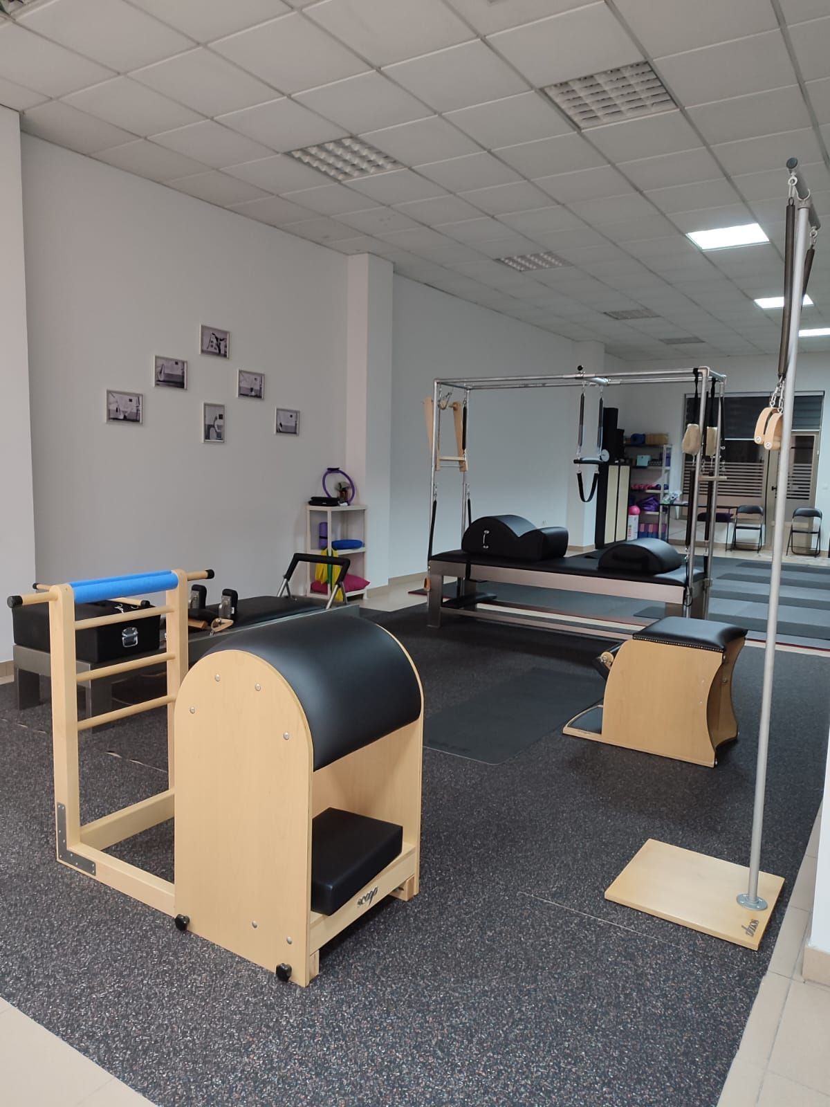 Una habitación con mucho equipo de ejercicio.