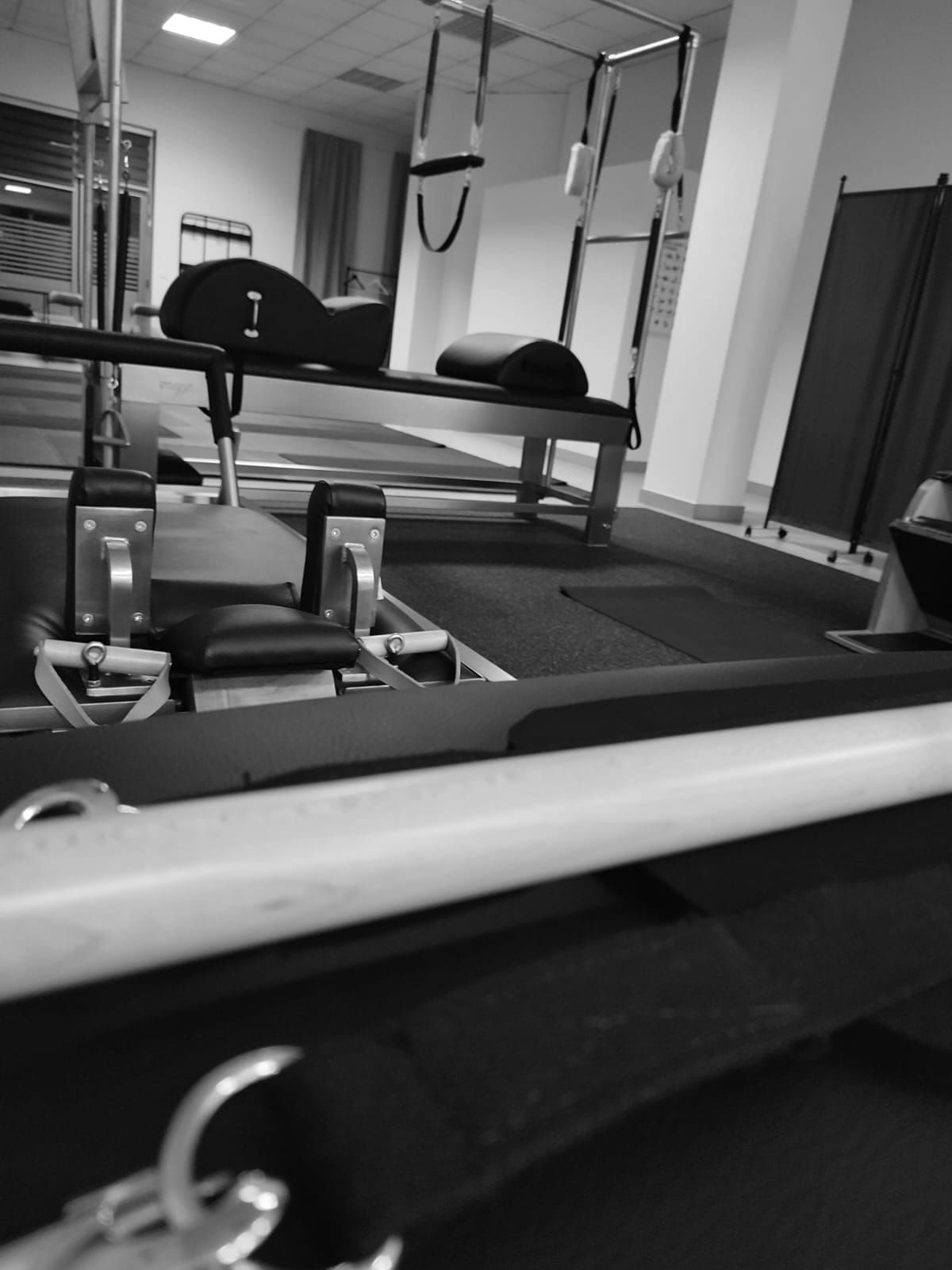Una foto en blanco y negro de un estudio de pilates