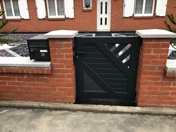 Portail noir ajouré