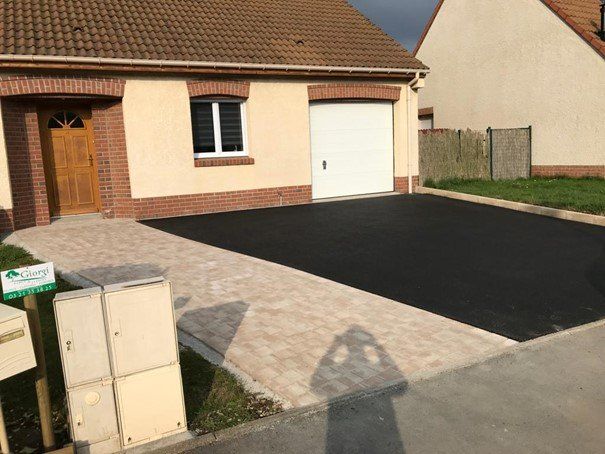 Enrobé devant une porte de garage blanche