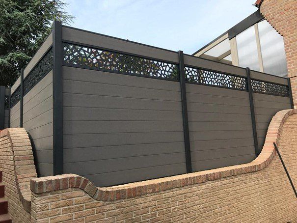 Clôture en composite avec découpe laser