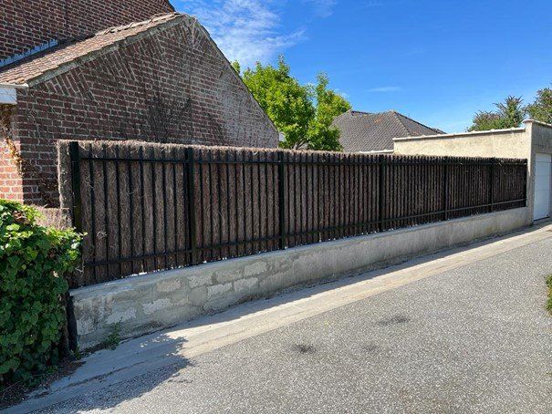 Clôture avec brande de bruyère