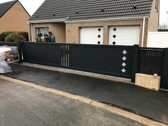 Portail noir coulissant