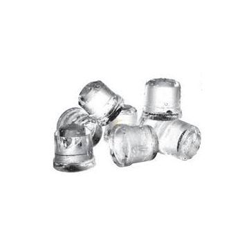 Cubitos de hielo translúcidos apilados sobre fondo blanco.