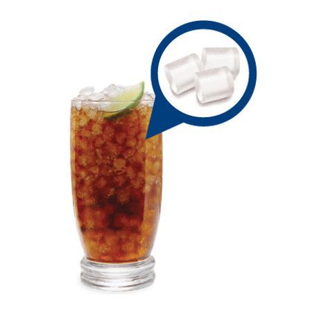 Vaso alto de cóctel oscuro con hielo y lima, con primer plano de cubitos de hielo en un círculo azul.