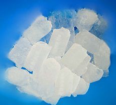 Pila de cubitos de hielo en un recipiente azul.