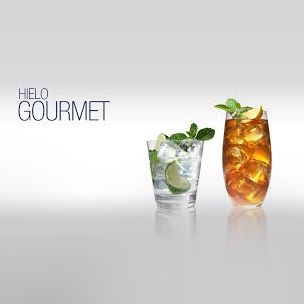 Dos cócteles: mojito y té helado, con hielo, menta y lima. Texto