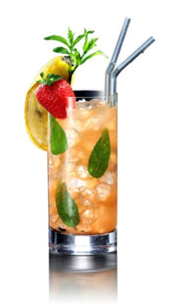 Vaso alto de cóctel color melocotón con hielo, hojas de menta y guarnición de limón, fresa y ramitas. Pajitas plateadas.
