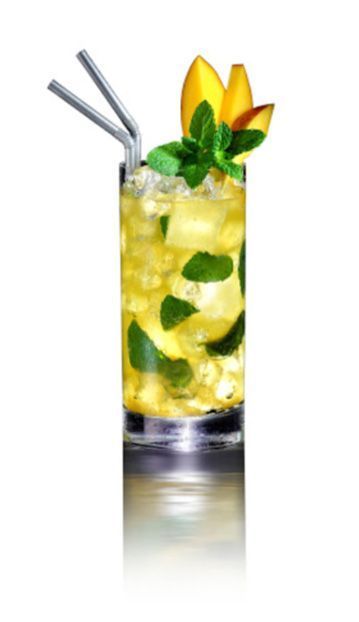 Copa de cóctel alta con hielo, menta, guarnición de mango y pajitas.