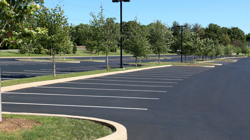 Parking extérieur arboré.