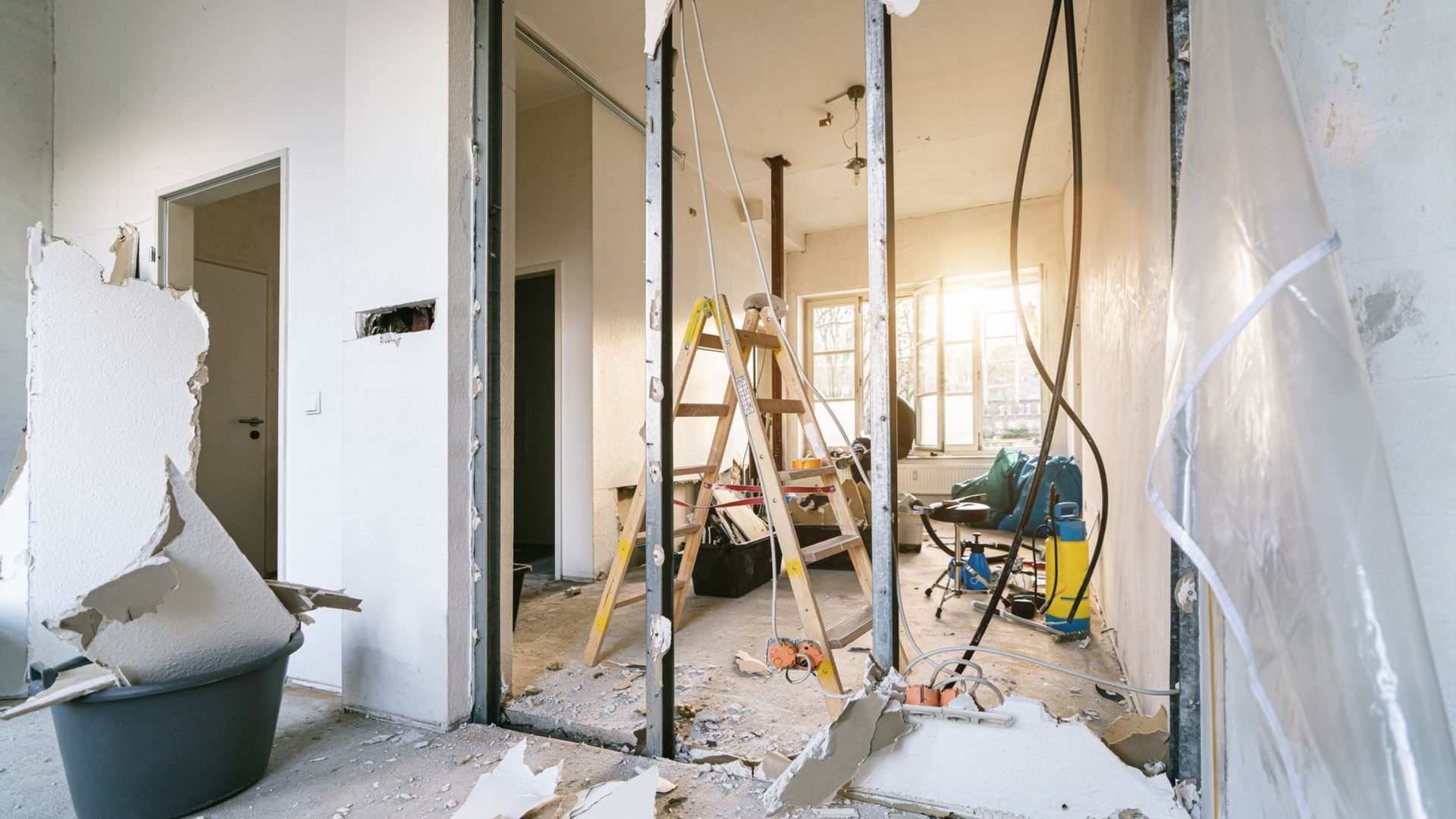 Destruction d'une cloison dans une maison.