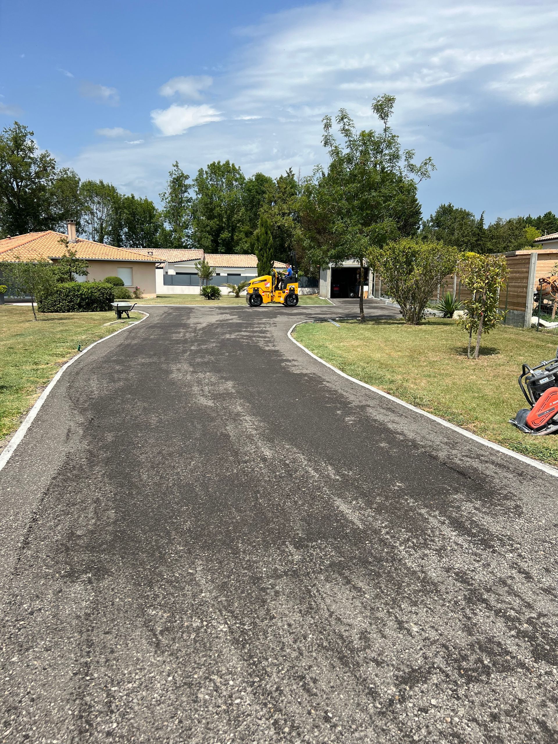 Machine qui a rempli le chemin après terrassement