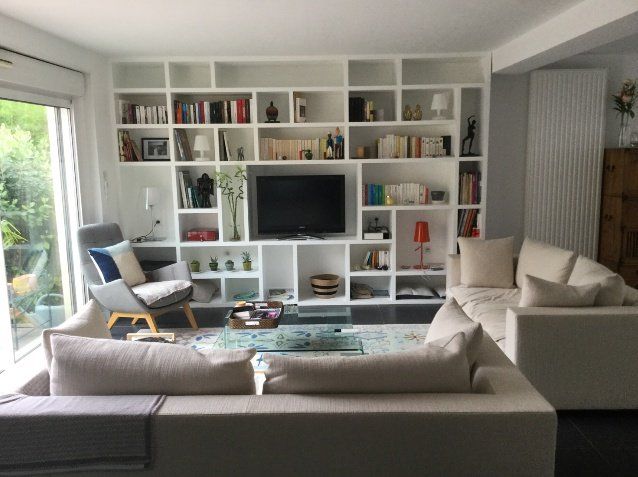 Salon avec un canapé et un meuble tv