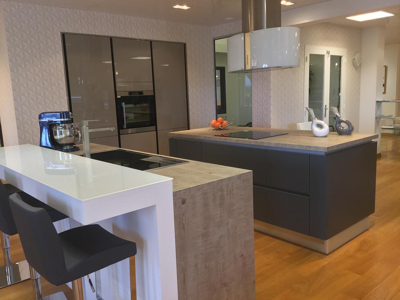 Cuisine avec de grands plans de travail