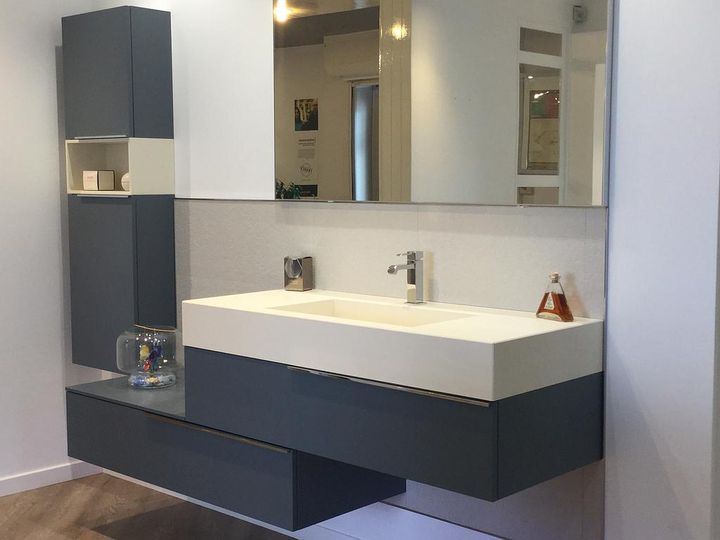 Salle de bains avec des meubles bleus