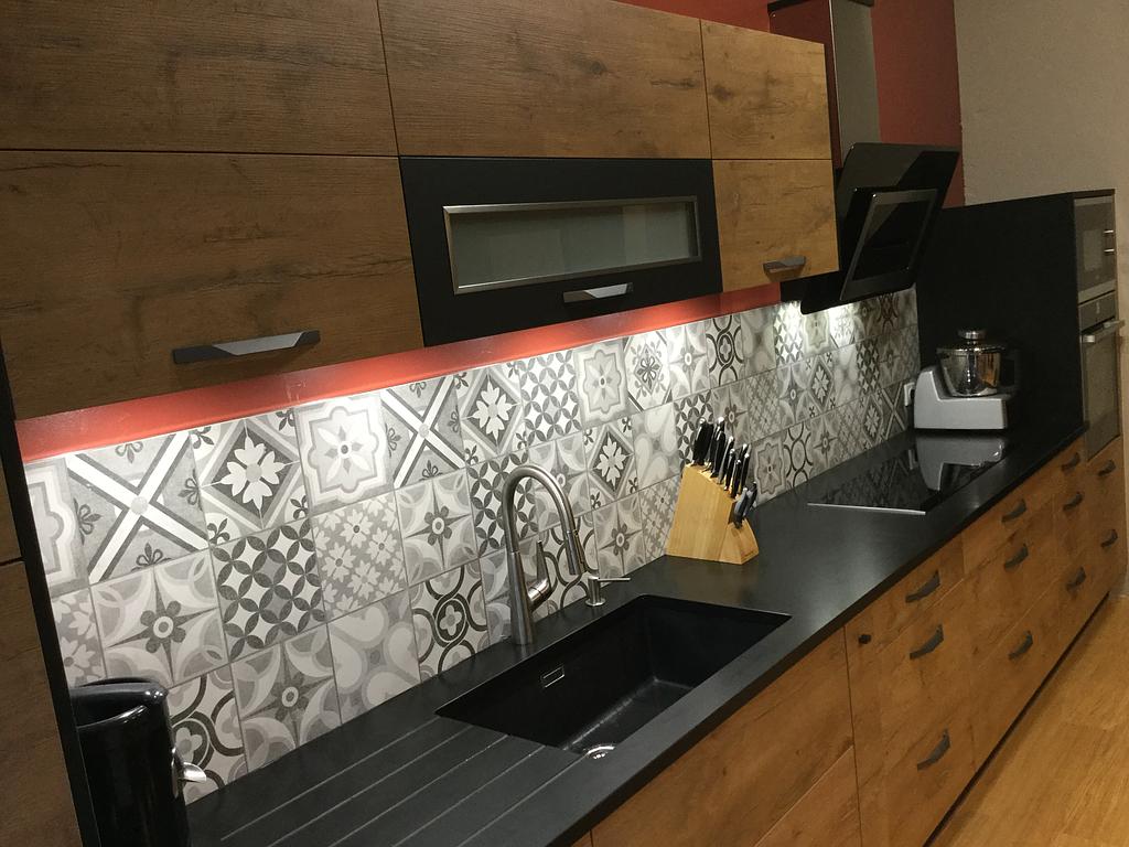 Cuisine avec des décorations sur le mur