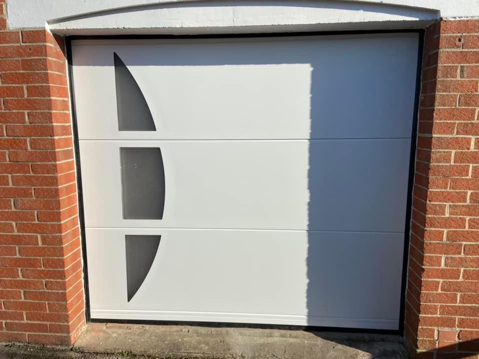 Une porte de garage blanche