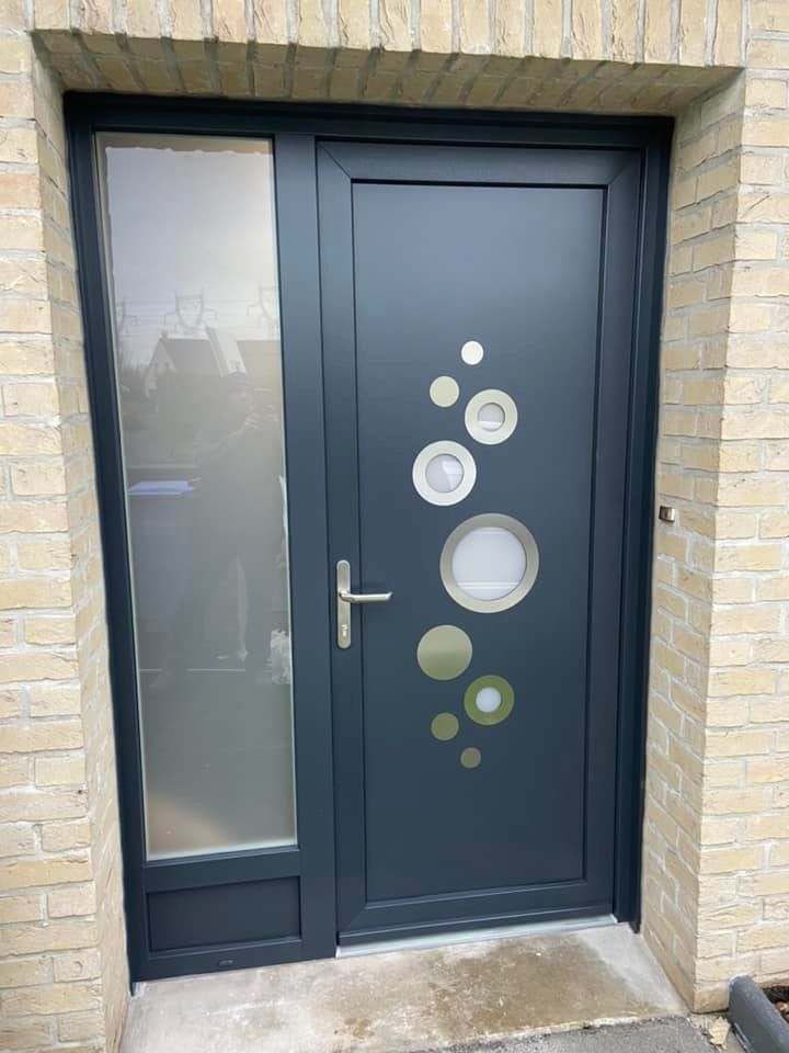 Une porte d'entrée avec des ronds