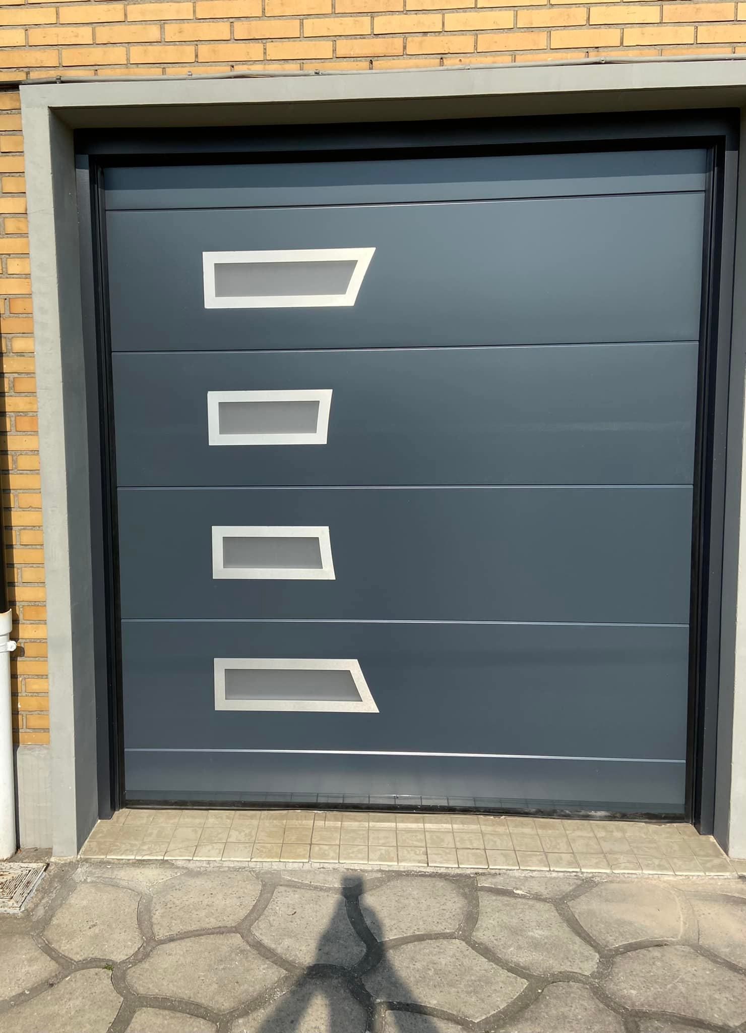 Une porte de garage avec des hublots