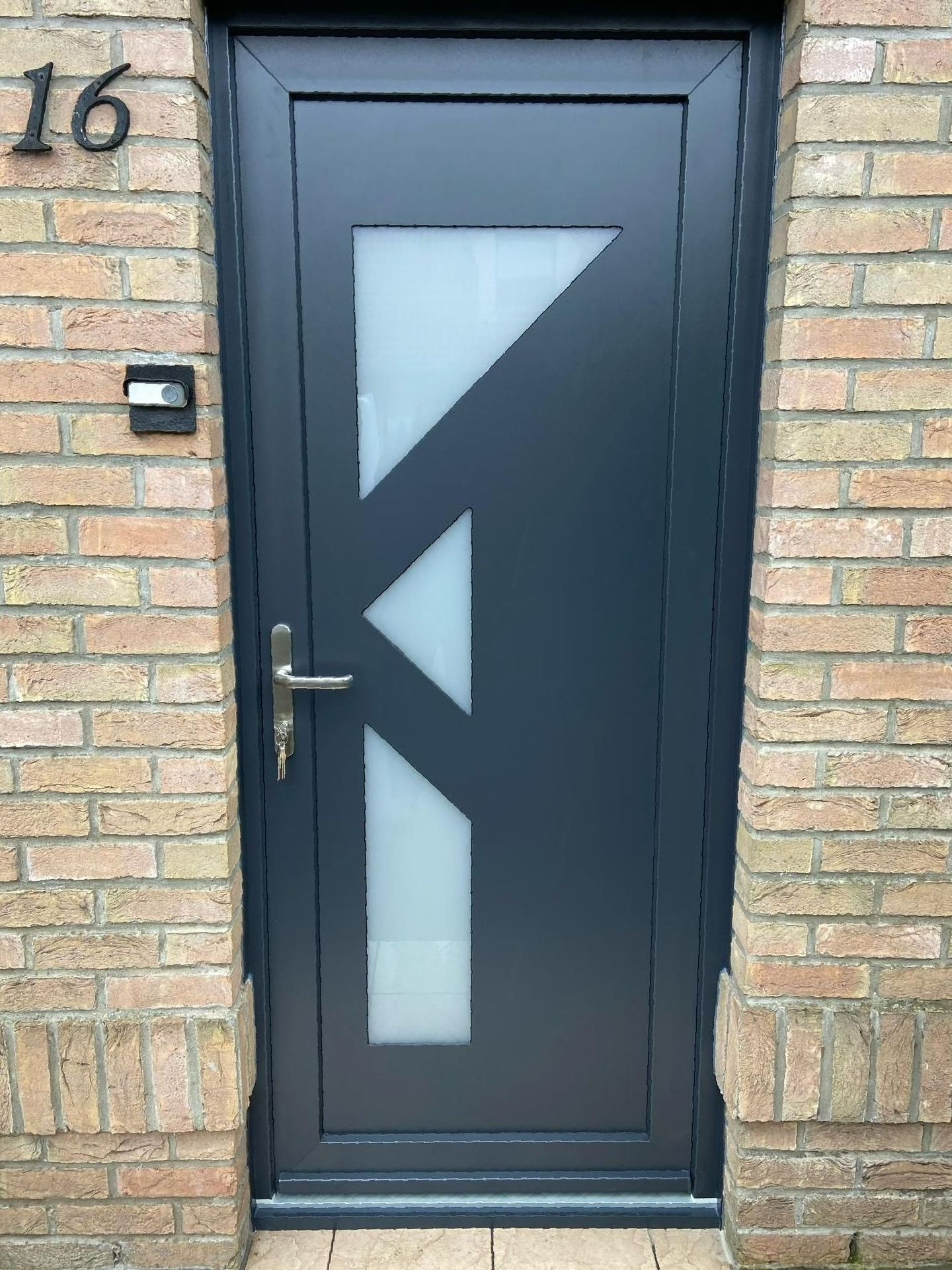 Une porte d'entrée avec des triangles dessinés