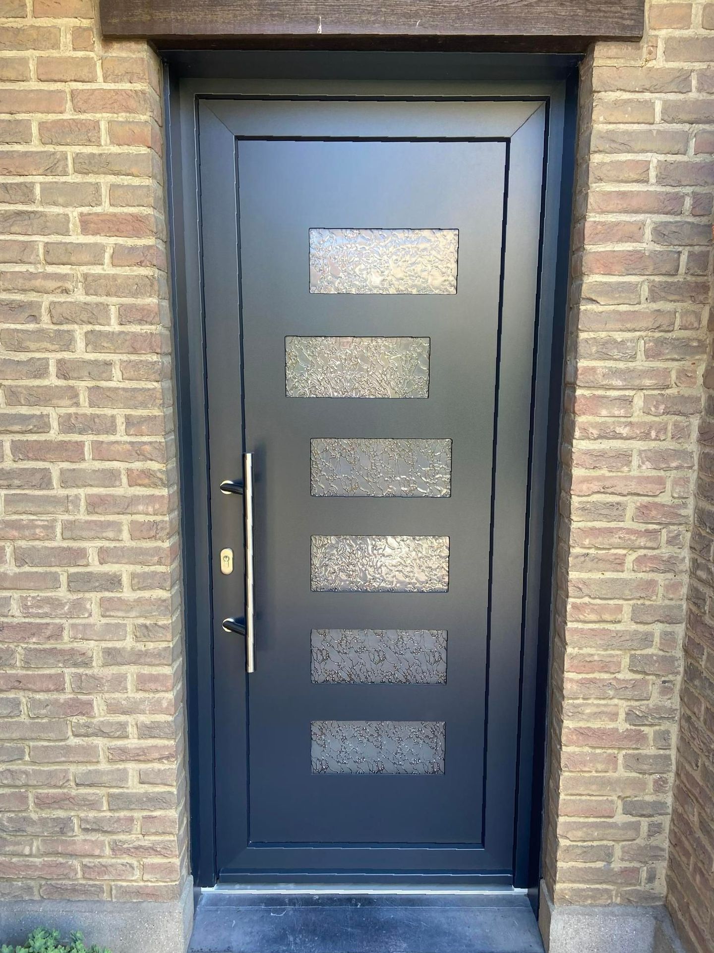 Une porte d'entrée grise en PVC