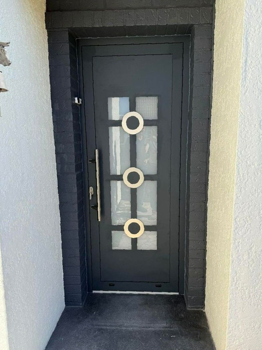 Une porte d'entrée rénovée grise