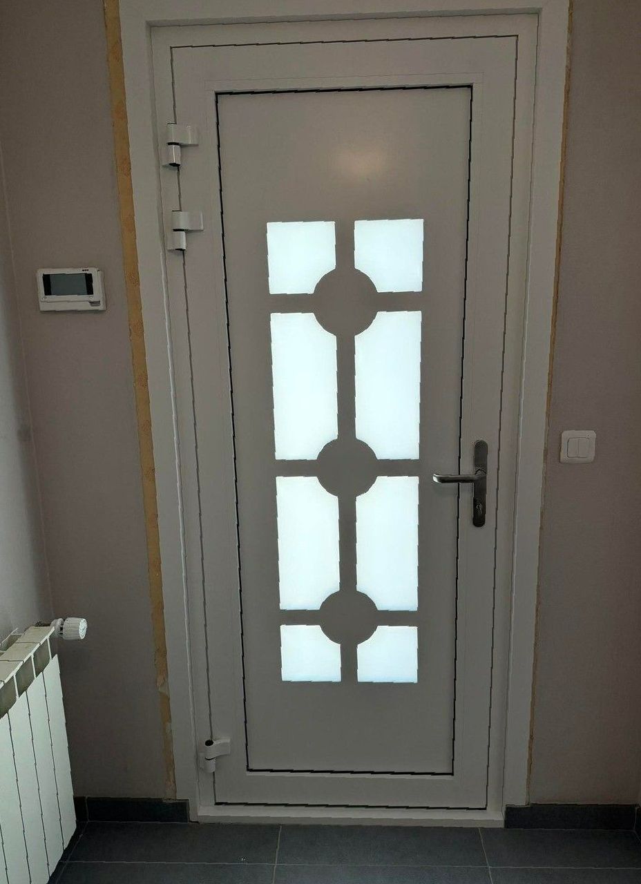 Une porte d'entrée blanche ancienne