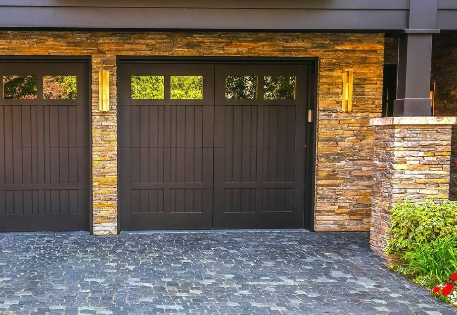Une porte de garage battante