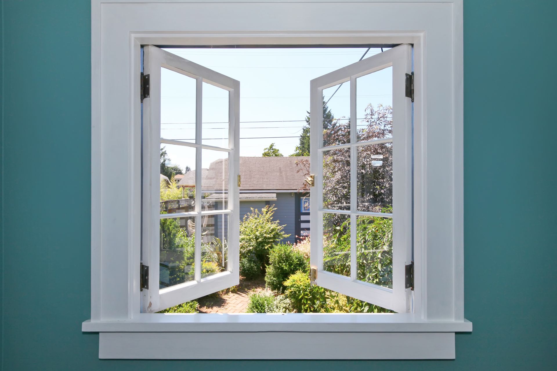 Une fenêtre donnant sur un jardin
