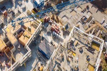 Bauleitung über einem Plan