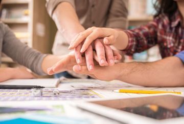 Männer im Büro mit Schutzhelmen