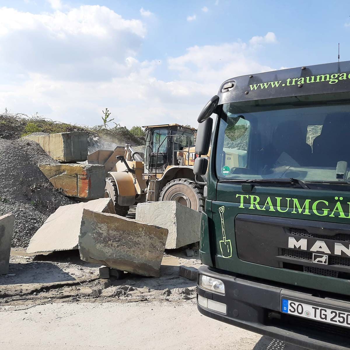 ein grüner man-Lkw , der auf einer Baustelle geparkt ist - Traumgärten Benjamin Biermeyer aus Soest