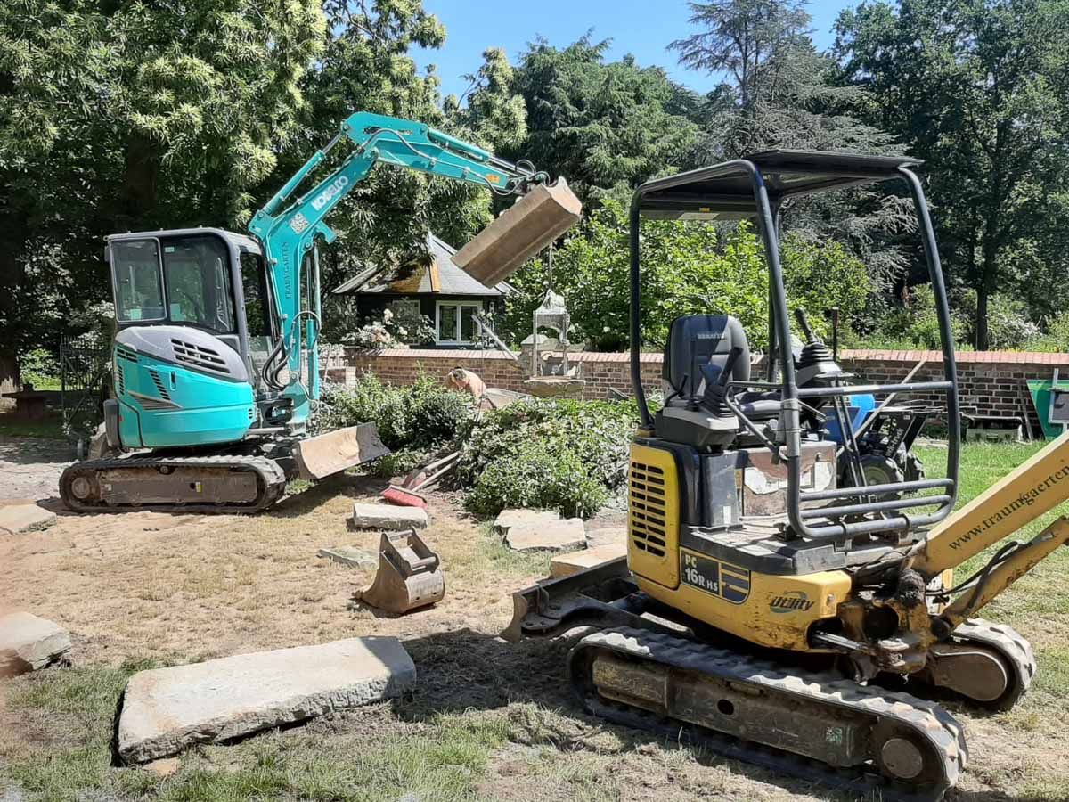 Zwei Minibagger stehen nebeneinander auf einem Feld - Traumgärten Benjamin Biermeyer aus Soest