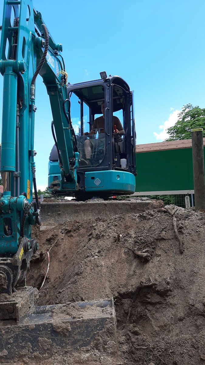 ein blauer Bagger , der auf einem Feld steht - Traumgärten Benjamin Biermeyer aus Soest
