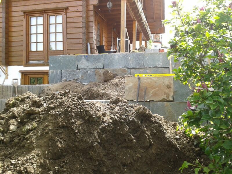 ein großer Haufen Erde vor einem Holzhaus - Traumgärten Benjamin Biermeyer aus Soest