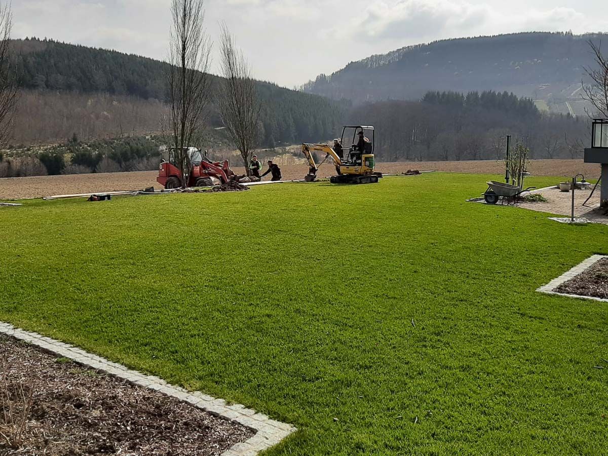 Eine Gruppe von Menschen , die auf einem großen grünen Rasen arbeiten - Traumgärten Benjamin Biermeyer aus Soest