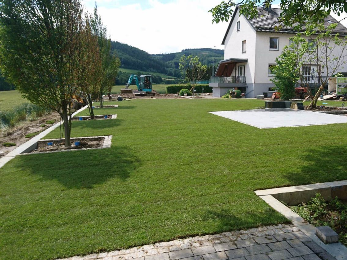 ein großer grüner Rasen vor einem weißen Haus - Traumgärten Benjamin Biermeyer aus Soest