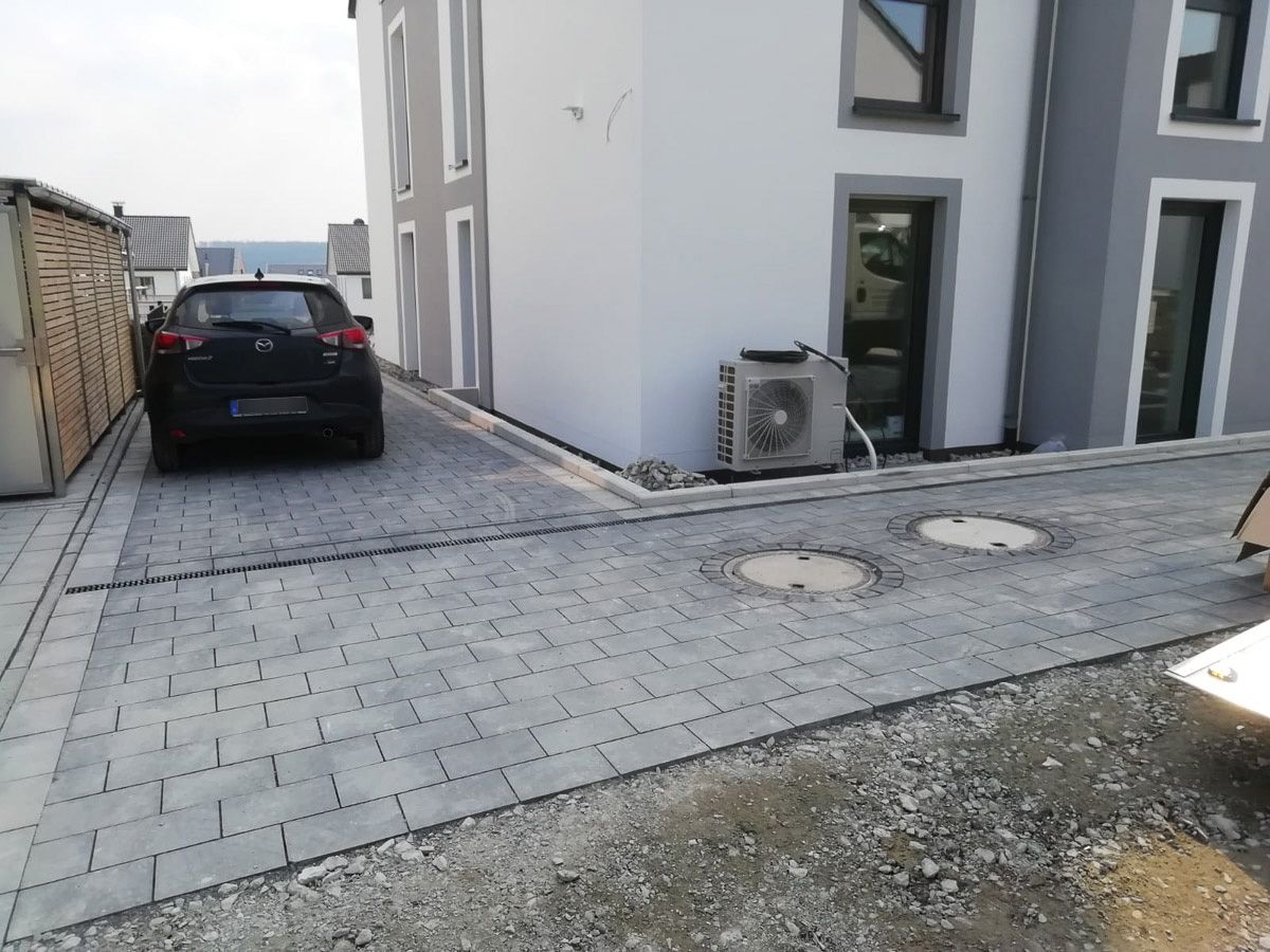 ein Auto, das vor einem Haus geparkt ist - Traumgärten Benjamin Biermeyer aus Soest