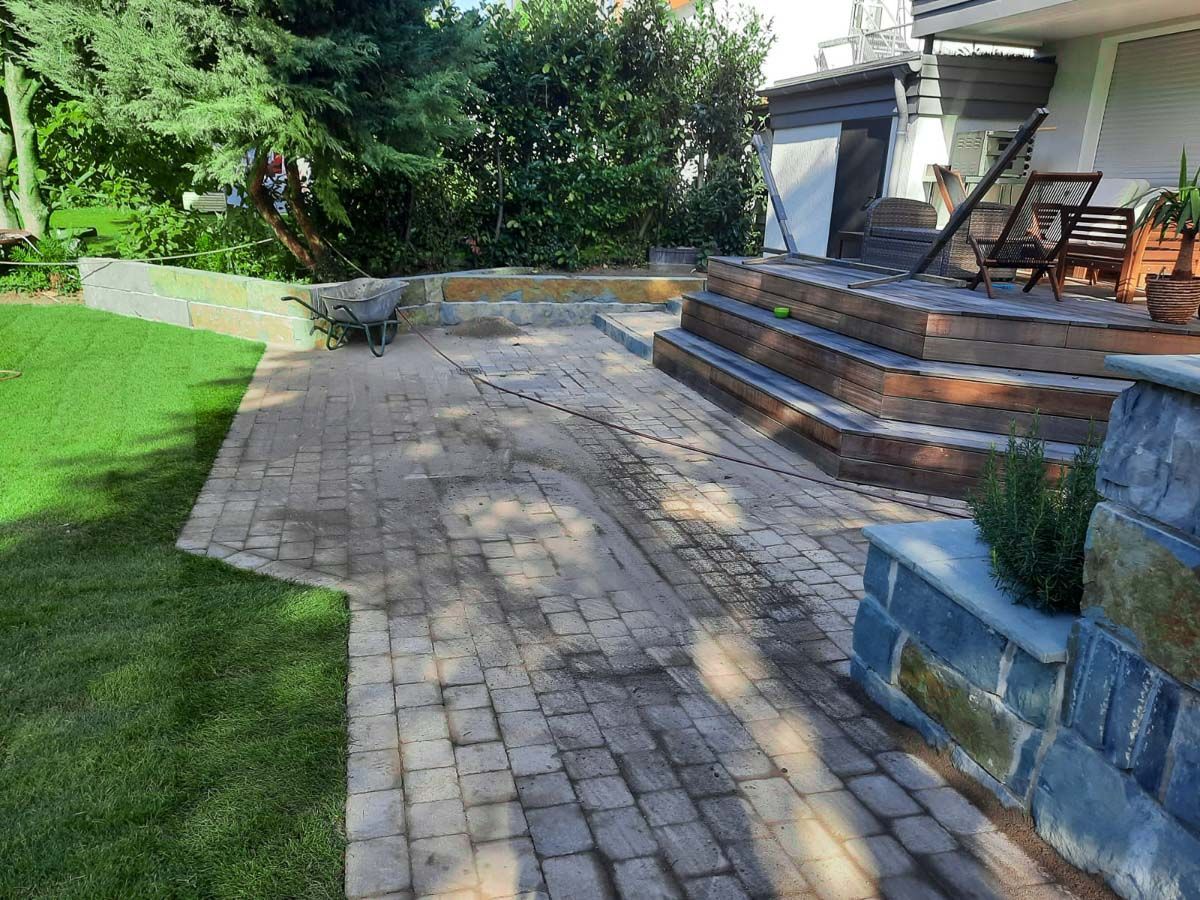 ein Backsteinweg führt zu einem Deck mit Stühlen und Tisch - Traumgärten Benjamin Biermeyer aus Soest