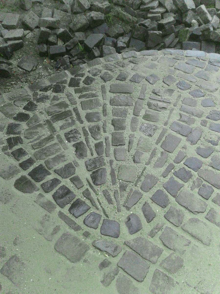 eine Nahaufnahme eines Steinpflasters mit einem kreisförmigen Muster - Traumgärten Benjamin Biermeyer aus Soest