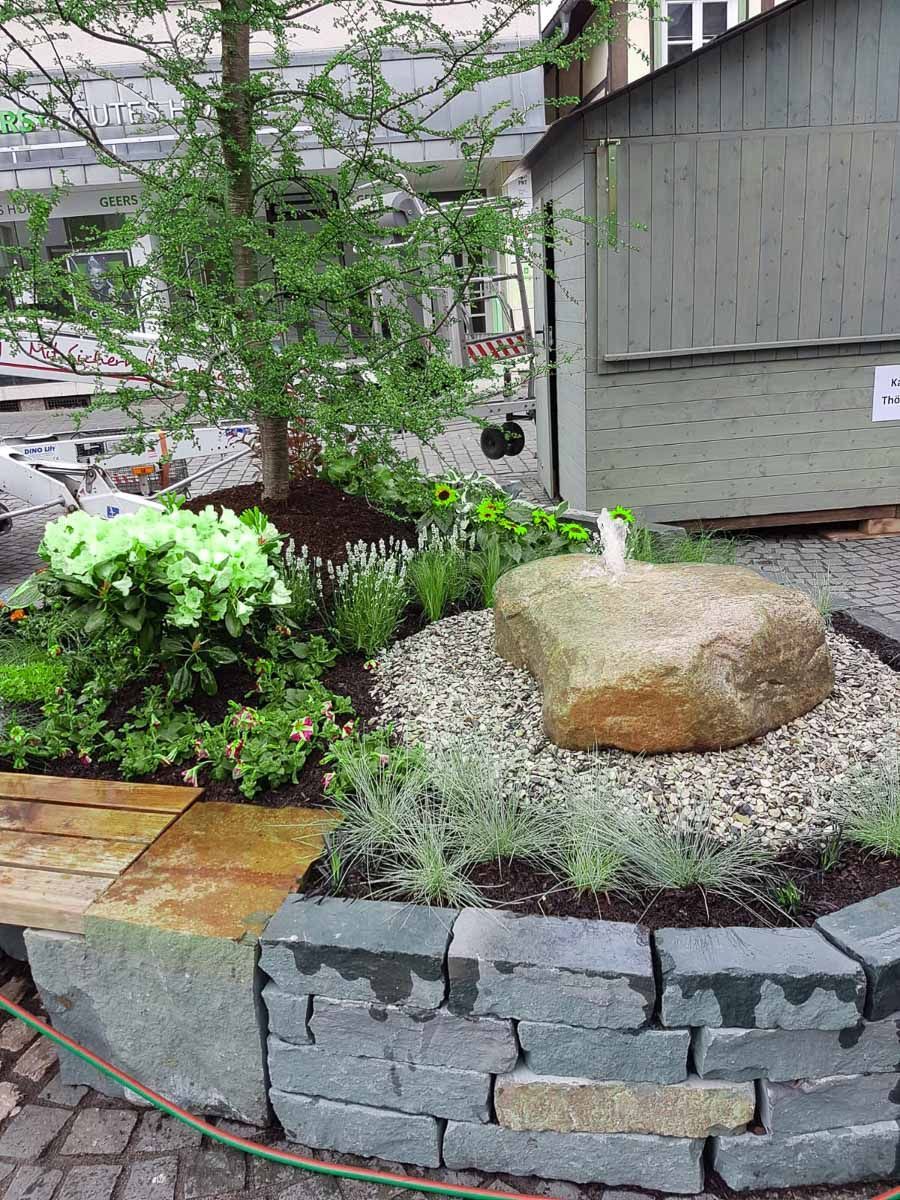 ein Garten mit einem großen Felsen in der Mitte - Traumgärten Benjamin Biermeyer aus Soest