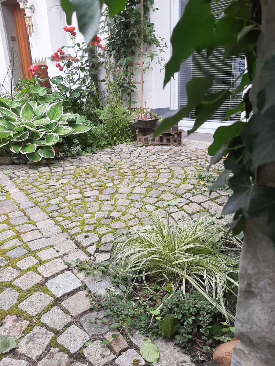 ein kleiner Hof mit Steinpflaster und vielen Pflanzen - Traumgärten Benjamin Biermeyer aus Soest