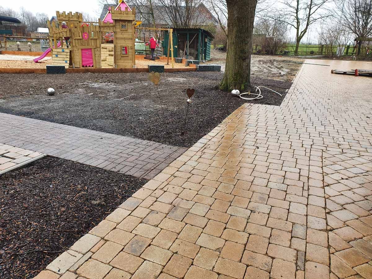 ein Spielplatz mit einem hölzernen Schloss dahinter - Traumgärten Benjamin Biermeyer aus Soest