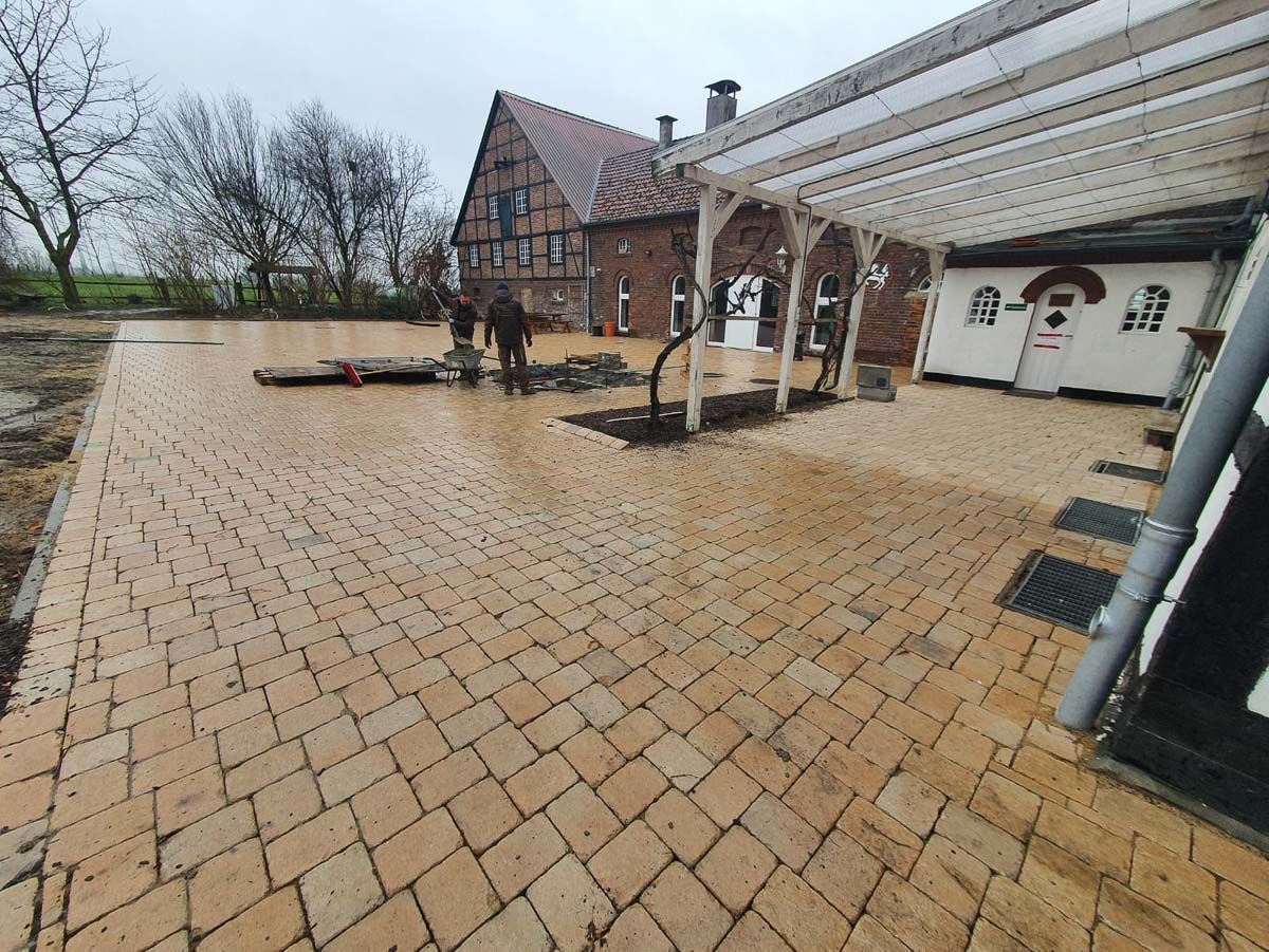 Eine Gruppe von Menschen steht vor einem großen Gebäude - Traumgärten Benjamin Biermeyer aus Soest